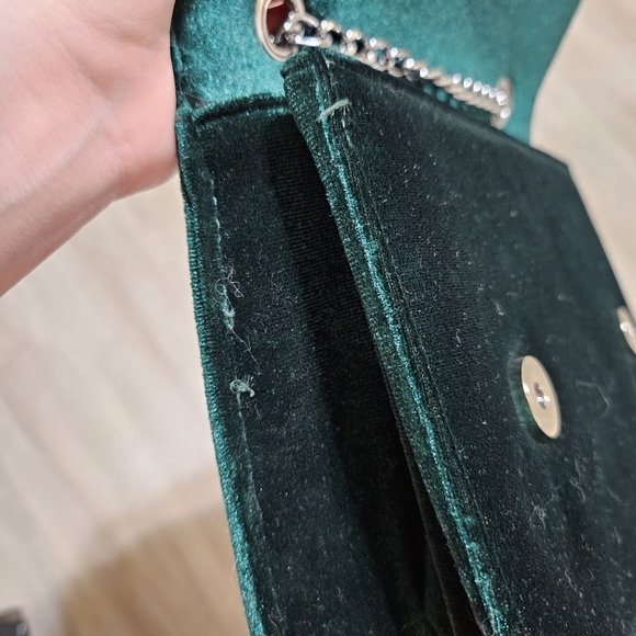 Green velvet bow with silver chain shoulder bag ๐ - Picture 6 of 6